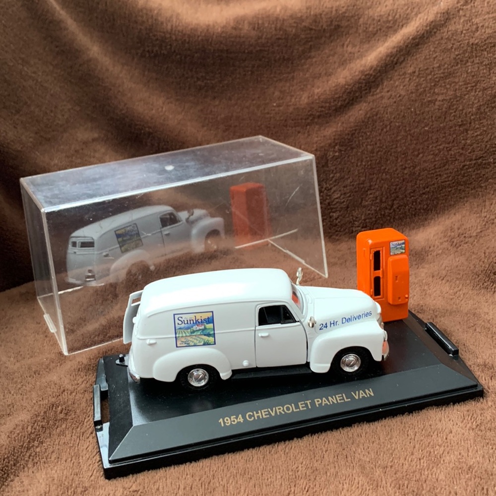 Road Champs 54 Chevy Chevrolet Sunkist Panel Van & Orange Soda Machine Diecast
